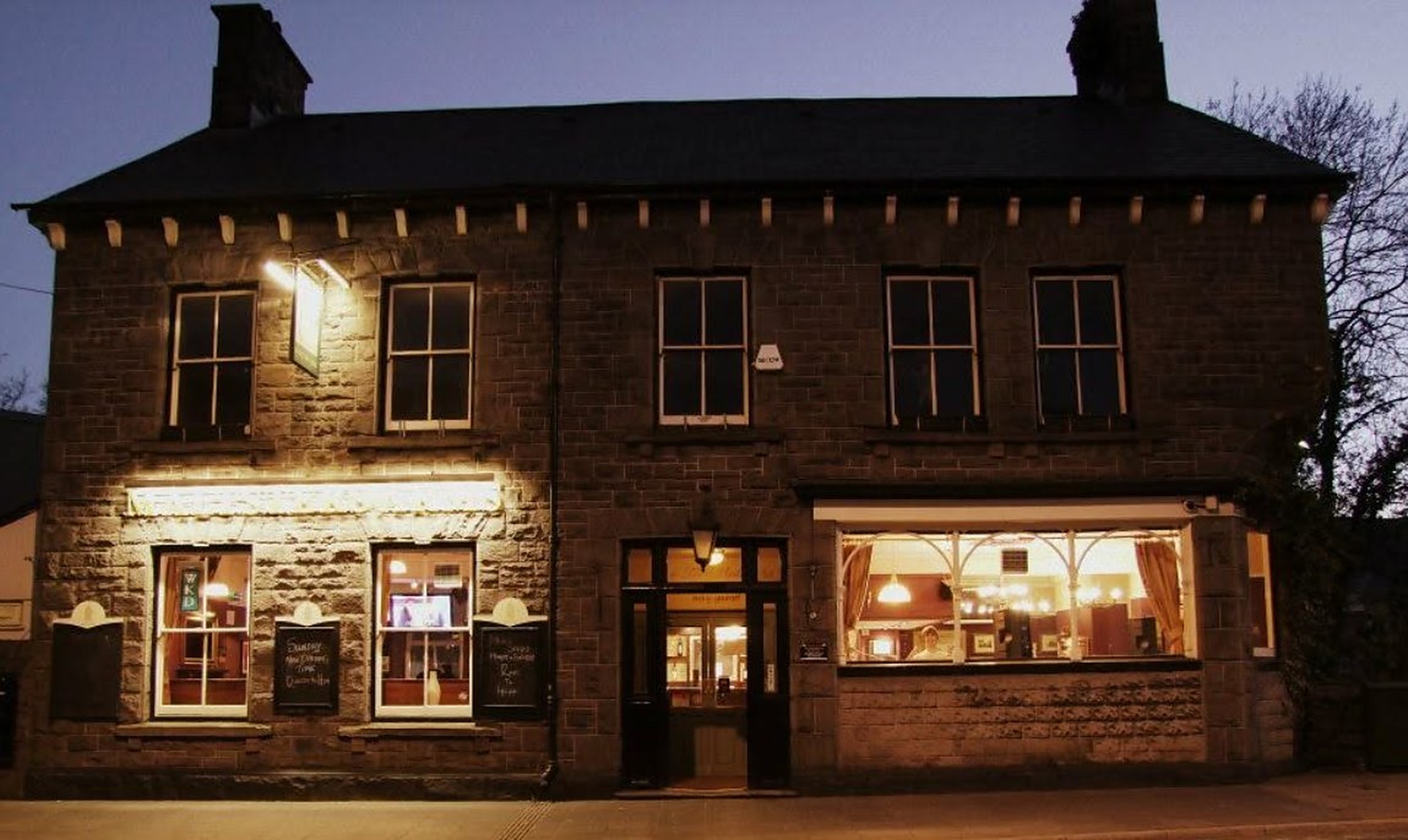 The Maltsters Arms on Bridge Street at dusk